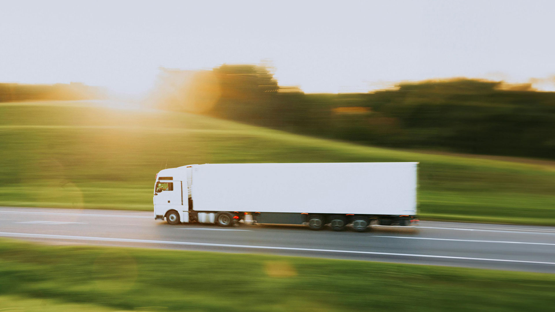 Lkw transportiert Waren auf der Straße – Symbolbild für nachhaltige Lieferketten und die EU-Entwaldungsverordnung (EUDR)